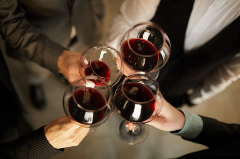 Cala il consumo quotidiano di vino ma non la platea
